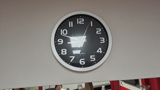 Gläserregal mit Inhalt