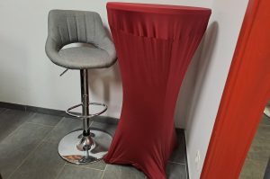Stehtisch mit Barhocker