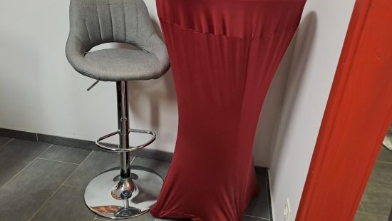 Stehtisch mit Barhocker