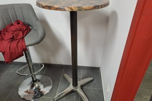 Stehtisch mit Barhocker
