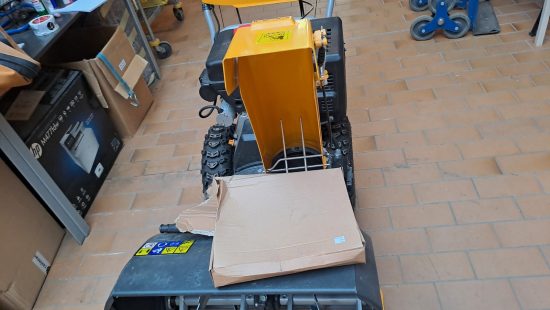 Raupenschneefräse