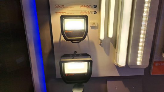 Präsentationswände mit Beleuchtungen