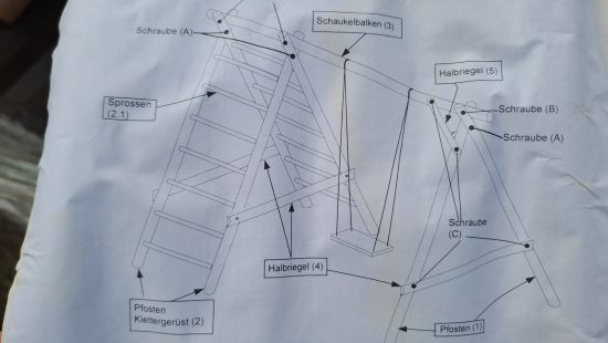 Einzelschaukel mit Klettergerüst