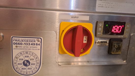 Kühlvitrinenthekenverbau