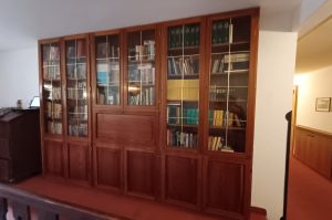 Bücherschrank 2OG