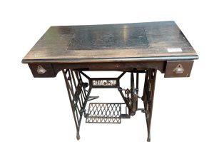Nähmaschinentisch