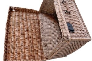 Rattankorb mit Angeln