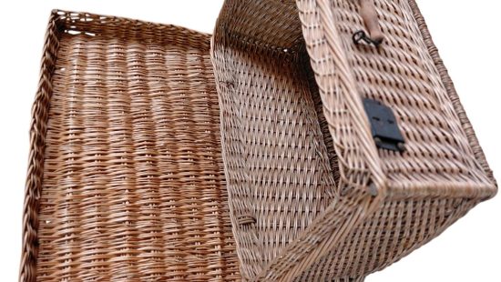 Rattankorb mit Angeln