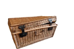 Rattankorb mit Angeln