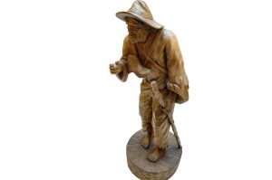 Holzskulptur Wanderer