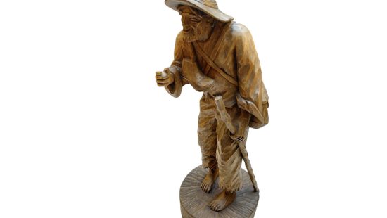 Holzskulptur Wanderer