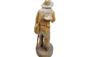 Holzskulptur Wanderer