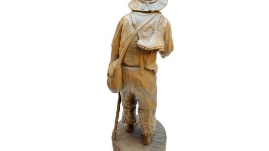 Holzskulptur Wanderer