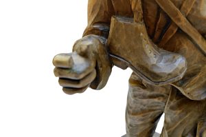 Holzskulptur Wanderer