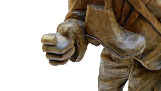 Holzskulptur Wanderer