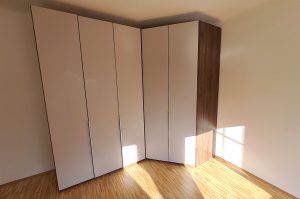 Eck-Kleiderschrank