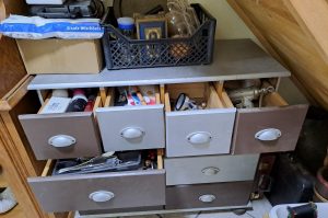 Schubladenschrank mit Inhalt EG