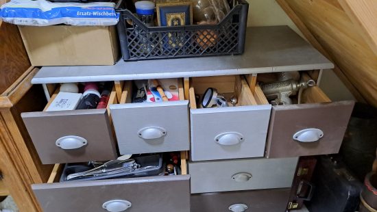 Schubladenschrank mit Inhalt EG
