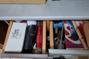 Schubladenschrank mit Inhalt EG