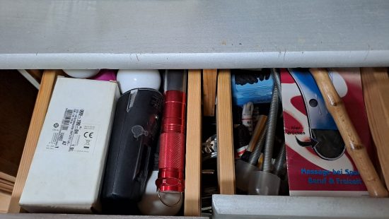 Schubladenschrank mit Inhalt EG