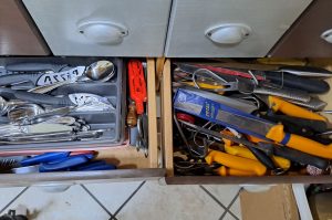 Schubladenschrank mit Inhalt EG