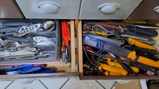 Schubladenschrank mit Inhalt EG