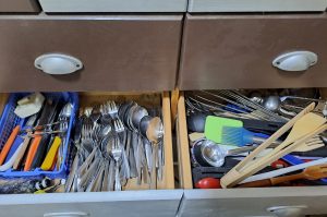 Schubladenschrank mit Inhalt EG
