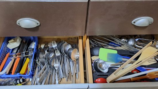 Schubladenschrank mit Inhalt EG