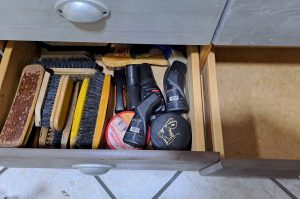 Schubladenschrank mit Inhalt EG