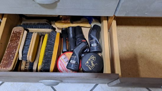 Schubladenschrank mit Inhalt EG