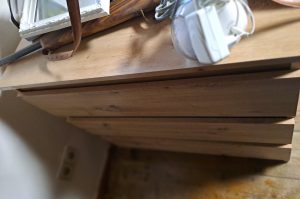 Schubladenschrank mit DekoEG