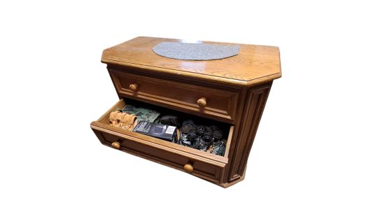 Schrank mit Flohmarktwaren WZ