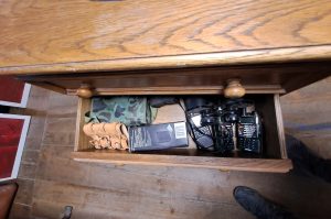 Schrank mit Flohmarktwaren WZ