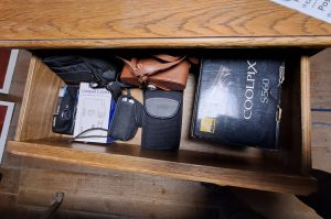 Schrank mit Flohmarktwaren WZ