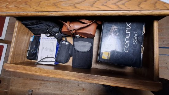 Schrank mit Flohmarktwaren WZ