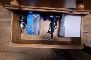 Schrank mit Flohmarktwaren WZ