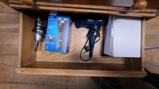 Schrank mit Flohmarktwaren WZ