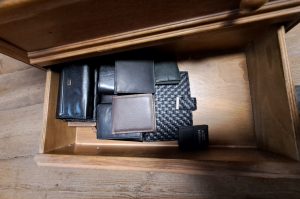 Schrank mit Flohmarktwaren WZ