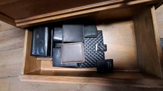 Schrank mit Flohmarktwaren WZ