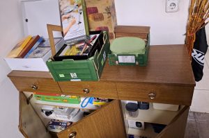 Schrank mit Flohmarktwaren WZ