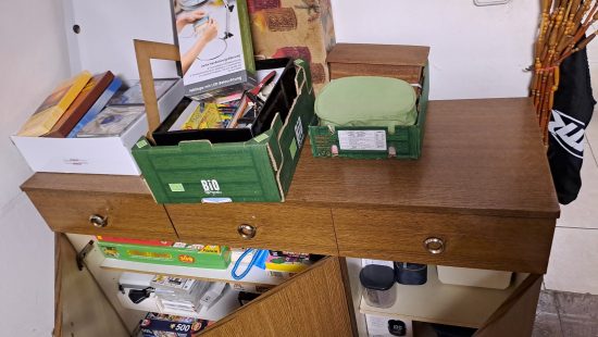 Schrank mit Flohmarktwaren WZ
