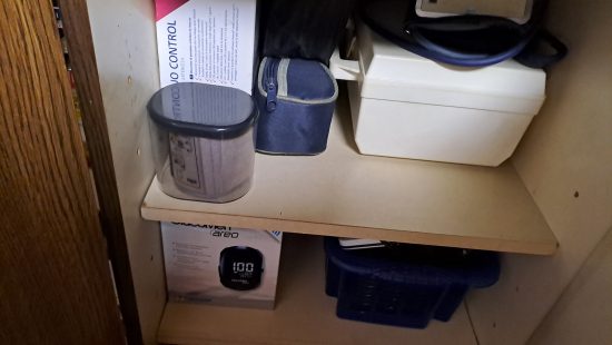Schrank mit Flohmarktwaren WZ