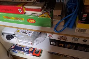 Schrank mit Flohmarktwaren WZ