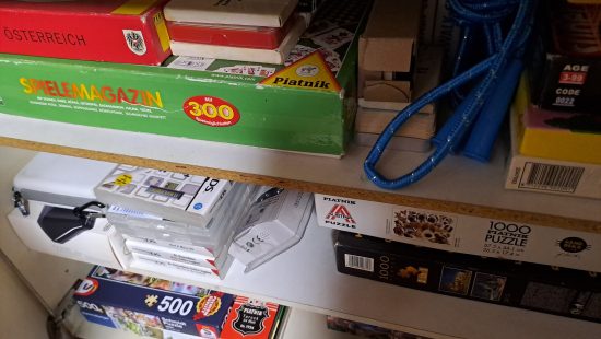 Schrank mit Flohmarktwaren WZ
