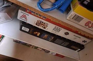 Schrank mit Flohmarktwaren WZ