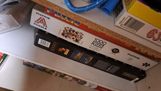 Schrank mit Flohmarktwaren WZ