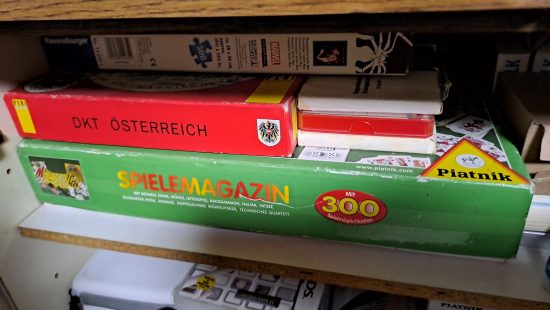 Schrank mit Flohmarktwaren WZ