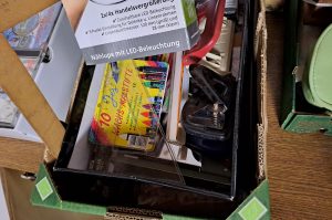 Schrank mit Flohmarktwaren WZ