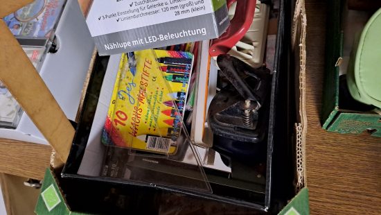 Schrank mit Flohmarktwaren WZ