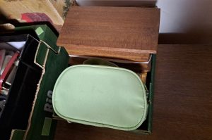 Schrank mit Flohmarktwaren WZ